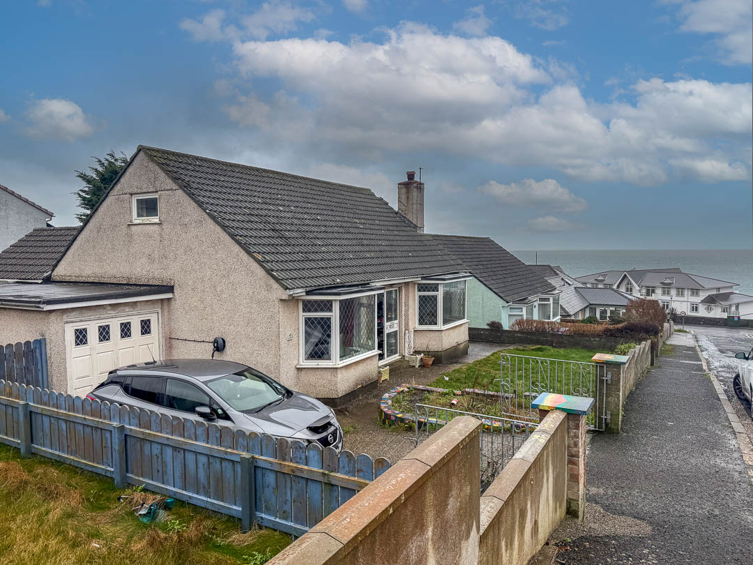 26 Howe Road, Onchan. — Photo 1 of 20