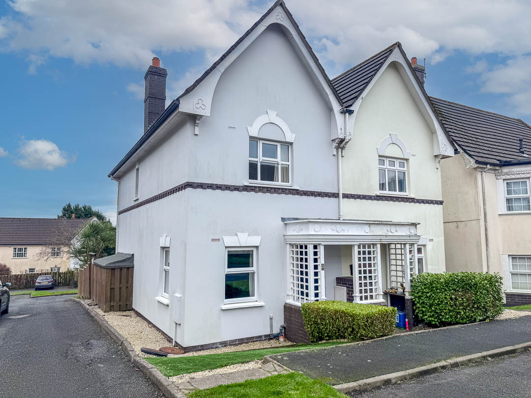 47 Berry Woods Avenue, Douglas. — Photo 1 of 13