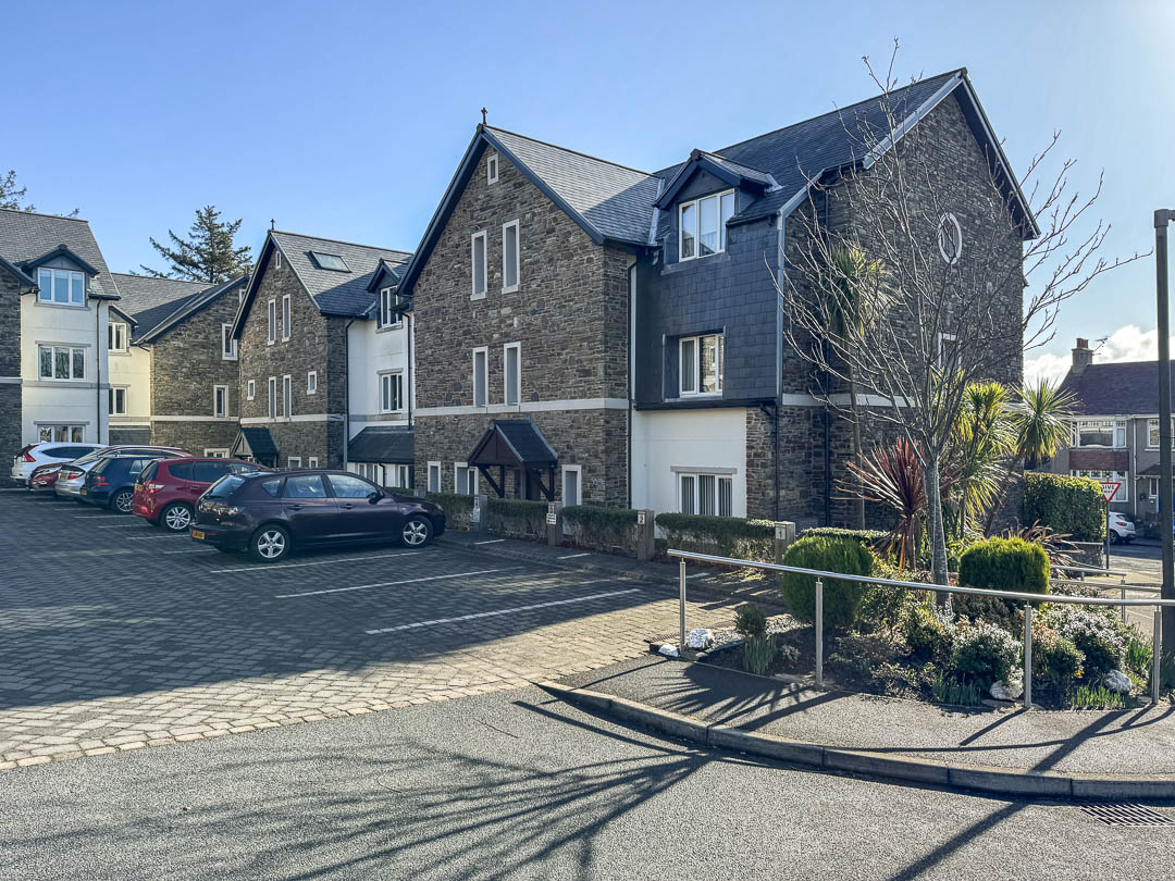 13 St Ninians Court, Douglas. — Photo 1 of 12