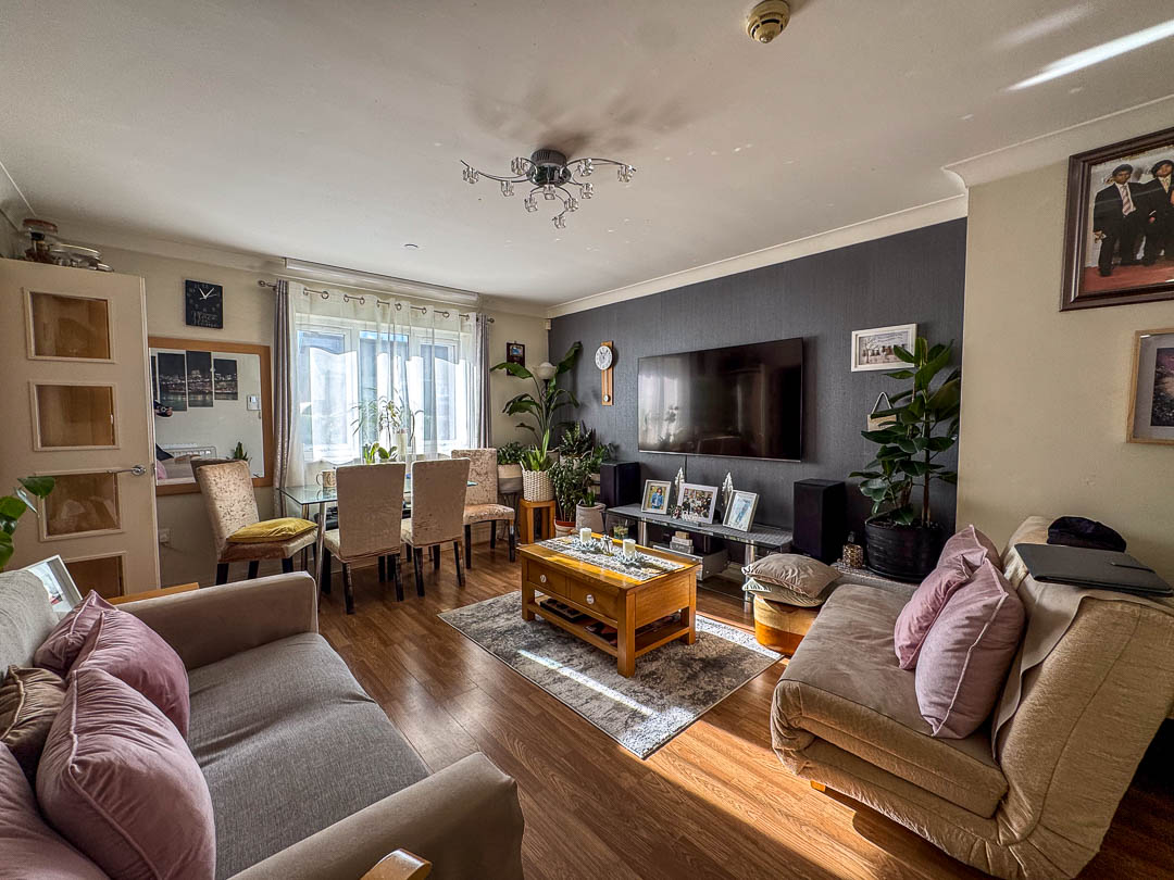 13 St Ninians Court, Douglas. — Photo 3 of 12