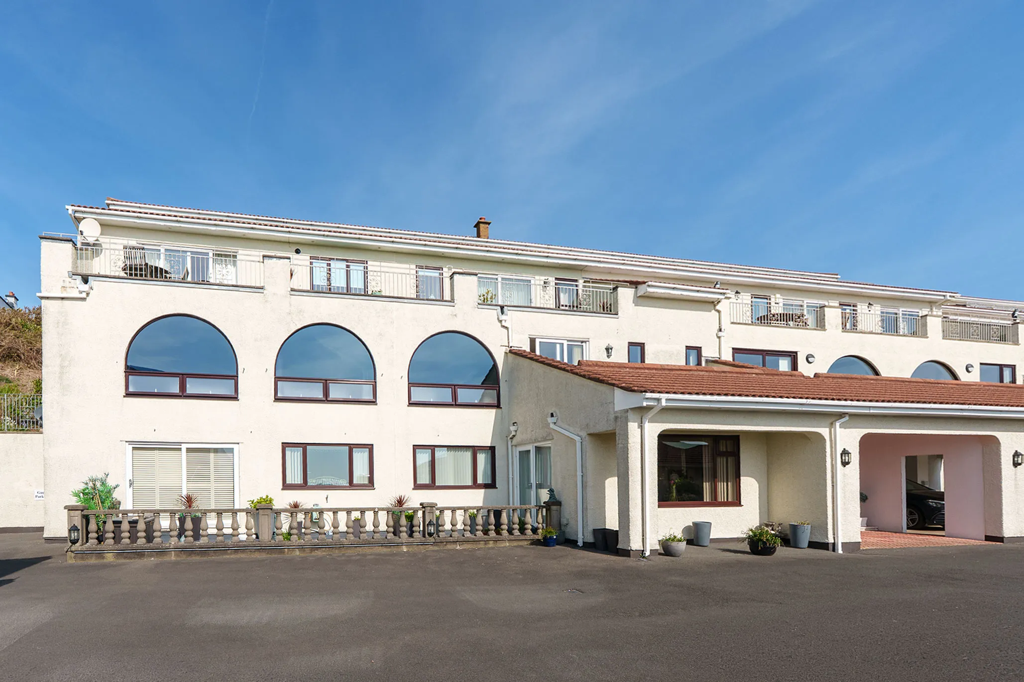 2 King Edward Bay Apartments, Sea Cliff Road, Onchan. — Photo 1 of 5
