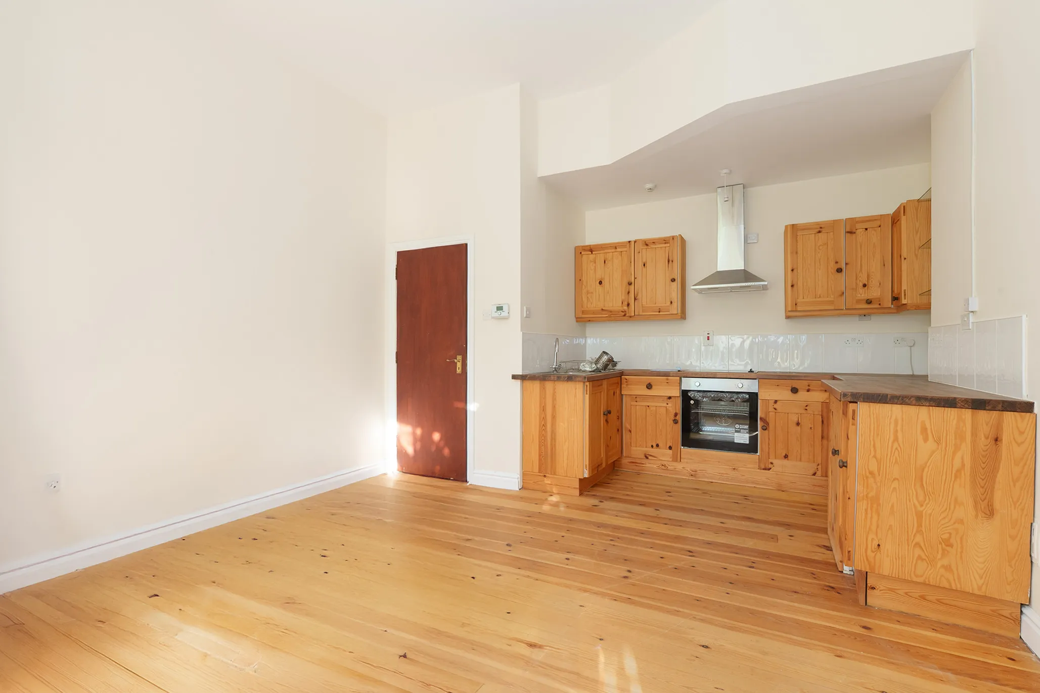 Flat 1, Silverbay, 8 Derby Road, Douglas. — Photo 4 of 5