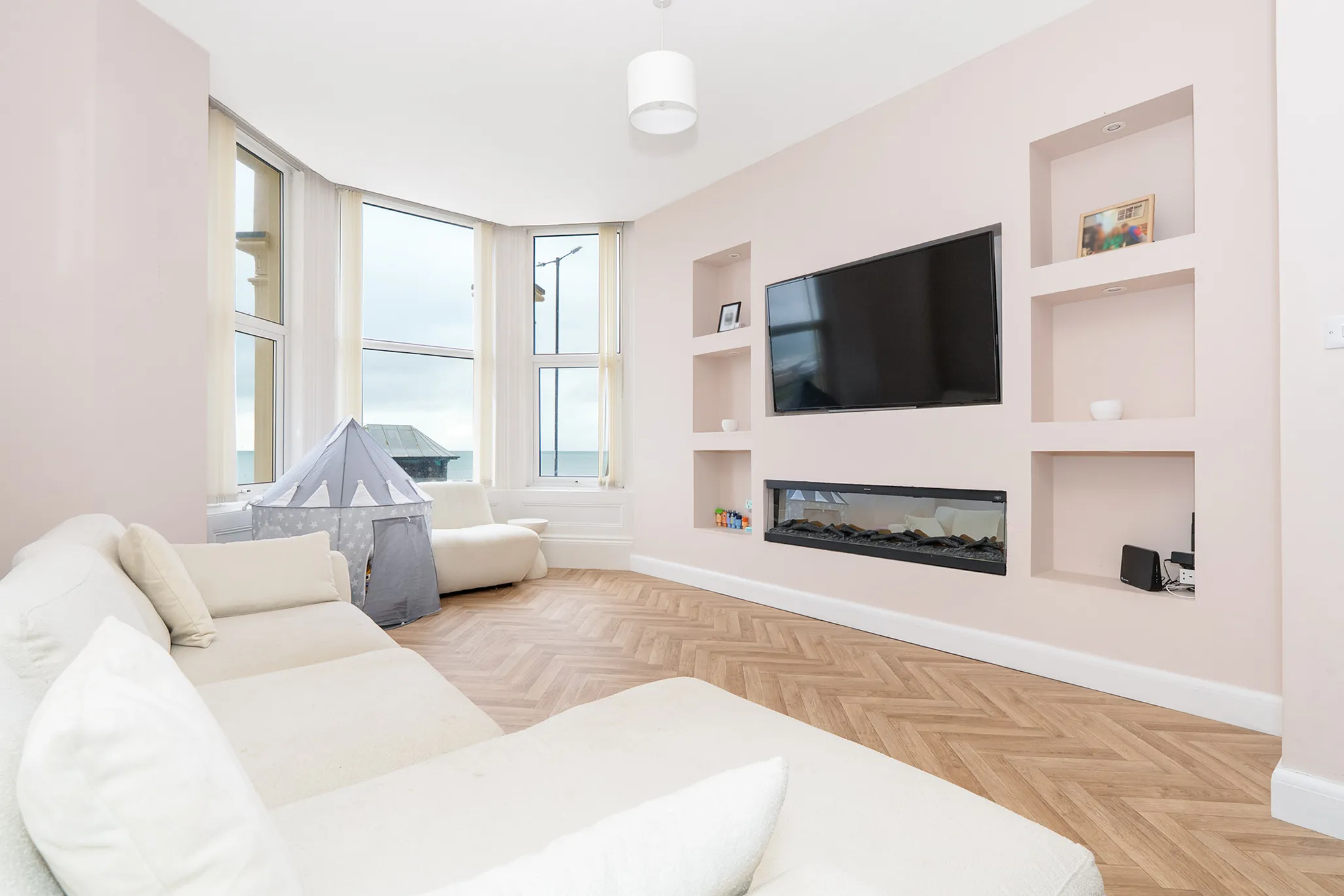 18 Antrim Apartments, Mooragh Promenade, Ramsey. — Photo 3 of 5