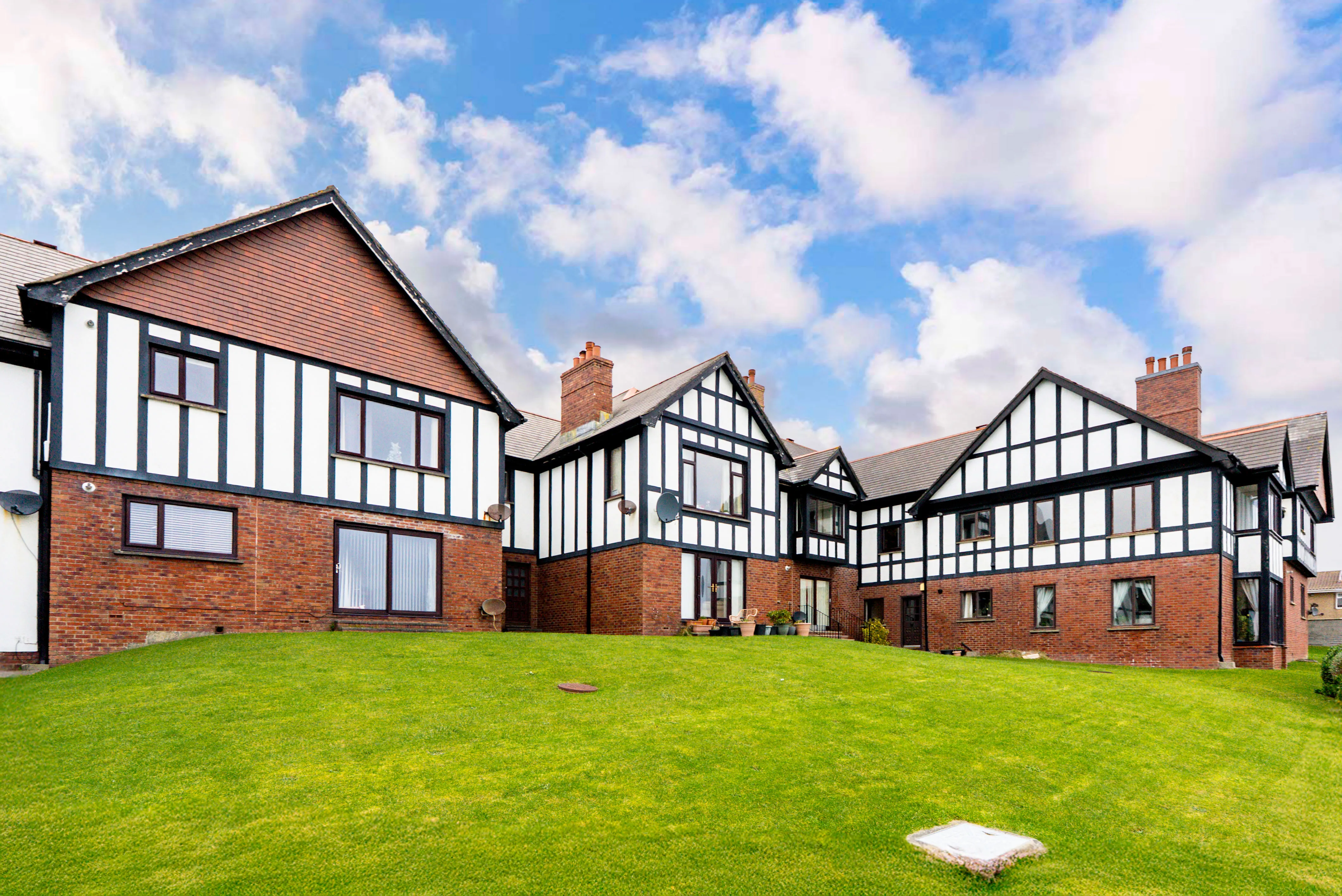 10 Douglas Bay Apartments, King Edward Close, Onchan, Douglas. — Photo 1 of 5