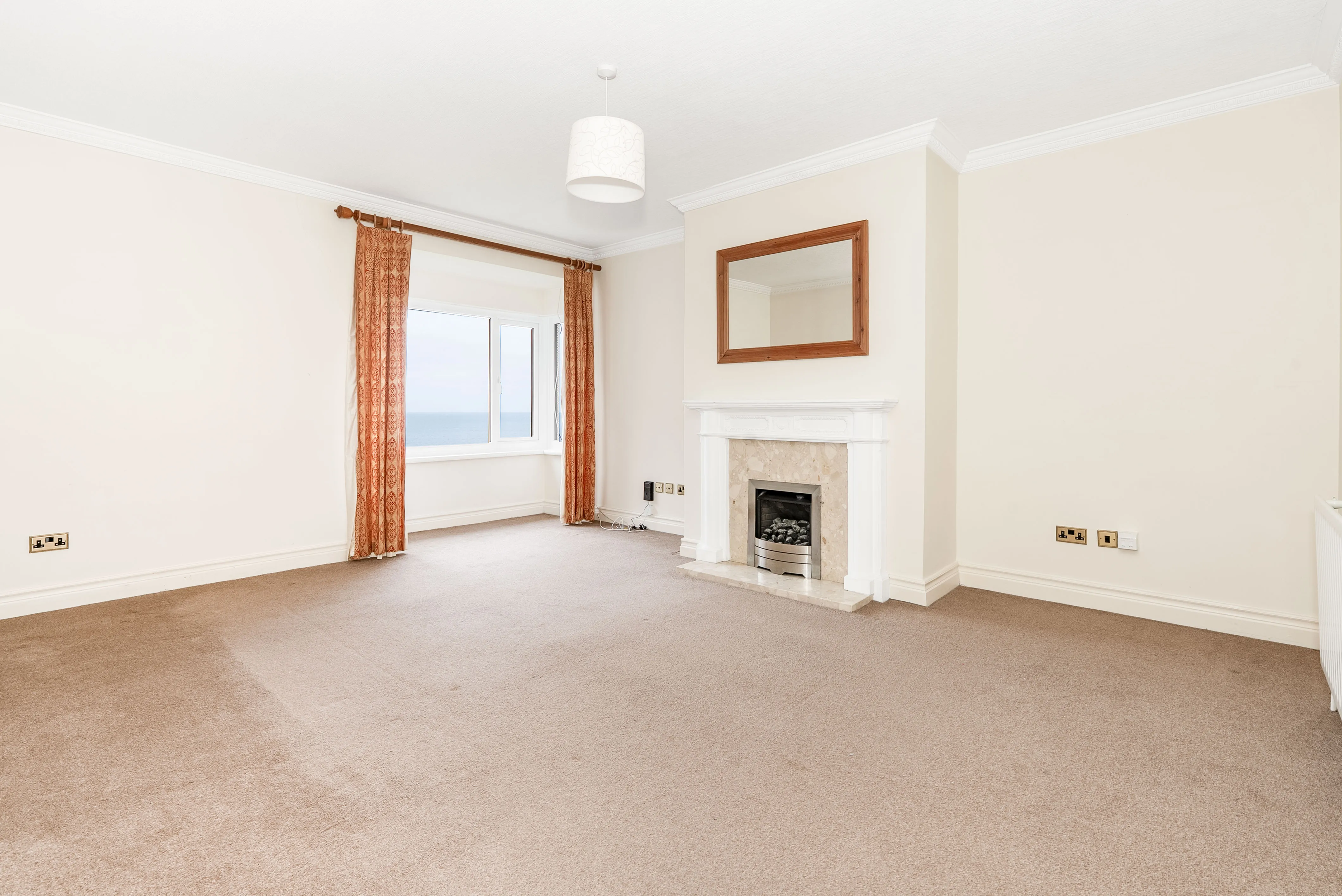10 Douglas Bay Apartments, King Edward Close, Onchan, Douglas. — Photo 4 of 5
