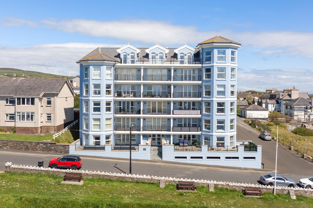 11 Imperial Heights, The Promenade, Port Erin IM9 6LH. — Photo 1 of 33