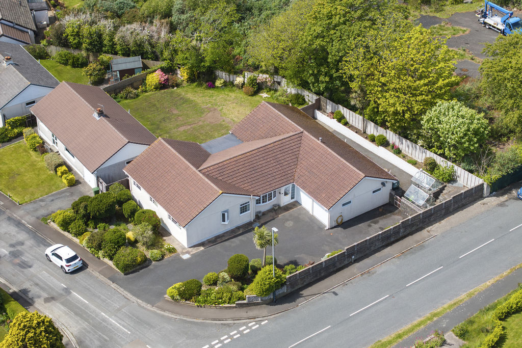 11 The Kirkway, Harbour Road, Onchan IM3 1BH. — Photo 2 of 35