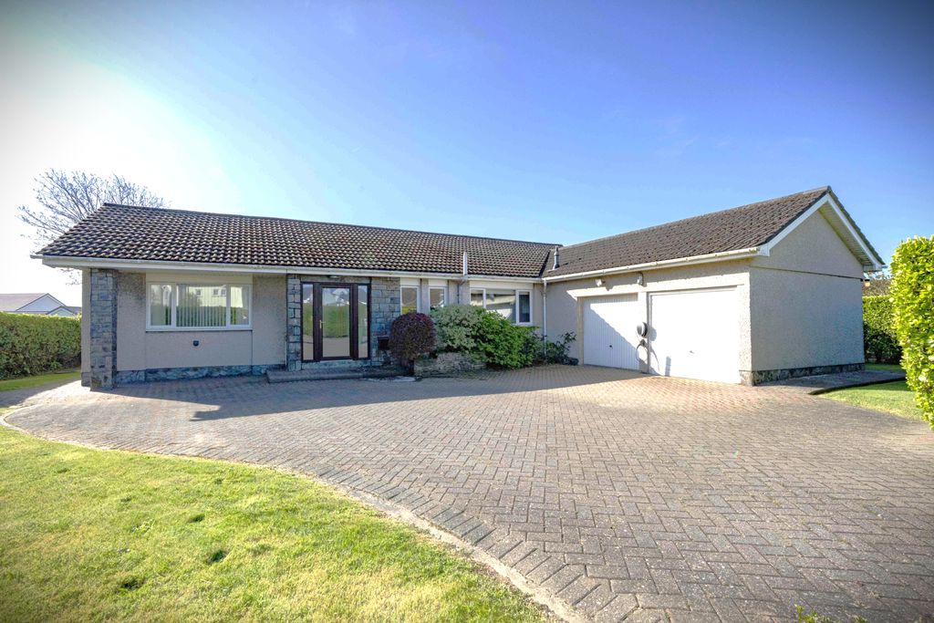 2 Homefield Park, Ballasalla IM9 2EL. — Photo 1 of 36