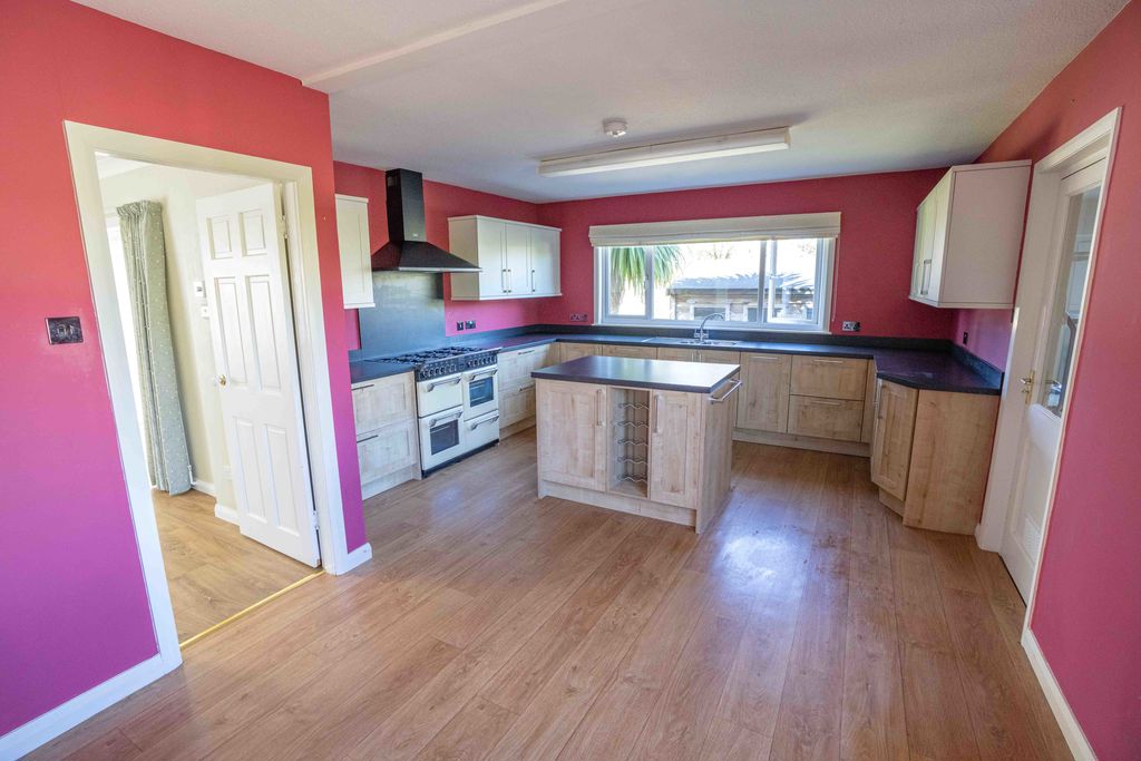 2 Homefield Park, Ballasalla IM9 2EL. — Photo 4 of 36